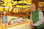 Bodo M&uuml;ller mit seienr Torte in Zelt-Form (Foto. Ingrid Grossmann)
